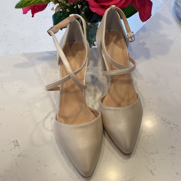 Wedding shoes, size 8 never worn. Ordered the wrong size. 3.15 inch heel - Picture 3 of 4